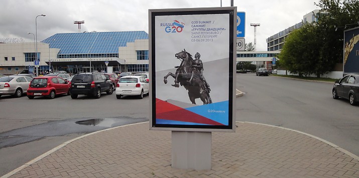 Лайтпостер 1,2м х 1,8м (двухсторонний) на площади перед аэровокзалом Пулково-2